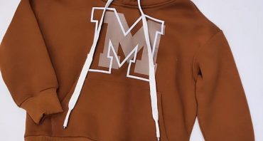 Hanoraci oversize cu gluga, pe baza de fleece.