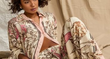 Сатиновые «пижамные» костюмы и в новой коллекции ‘25