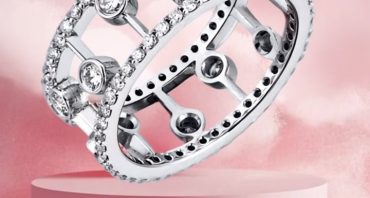 Bijuterii din argint, aur, pietre naturale și perle.